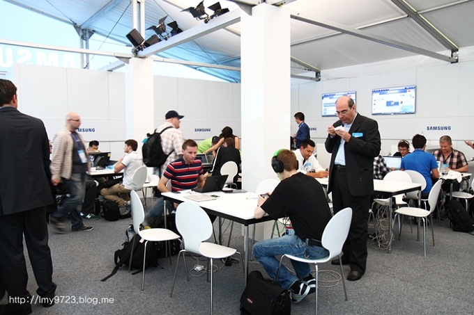 삼성스마트 라운지 를 이용하는 사람들