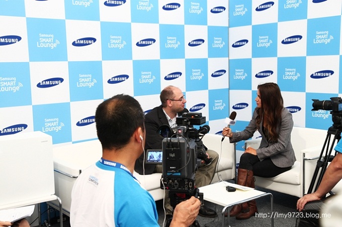 삼성스마트라운지에서 인터뷰하는 모습