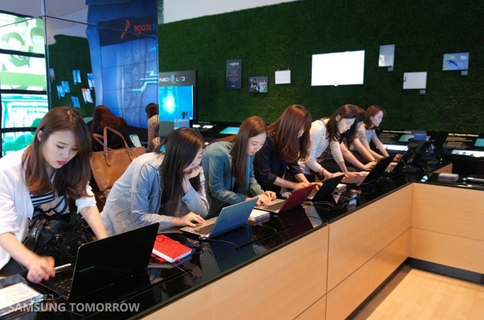 딜라이트에서 노트북을 하는 스토리텔러들