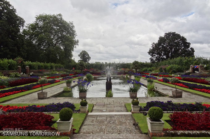 켄싱턴 궁전 앞 가든, 꽃 향기가 느껴질 듯!