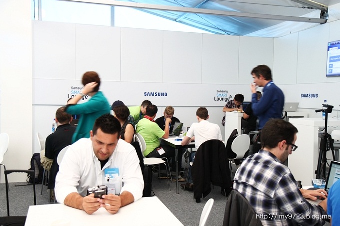 삼성 스마트 라운지를 이용하는 모습