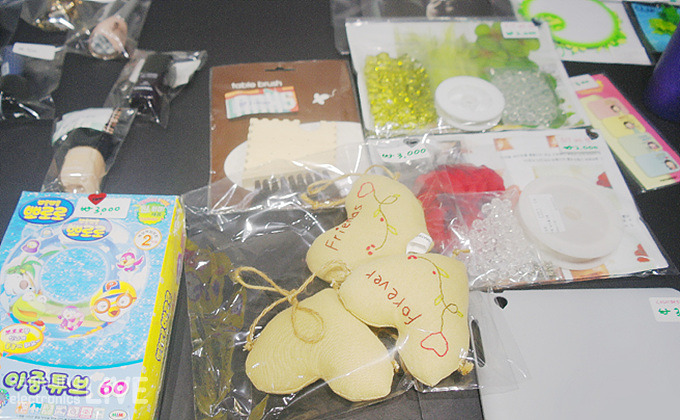 진열된 비즈와 튜브 및 장식품들