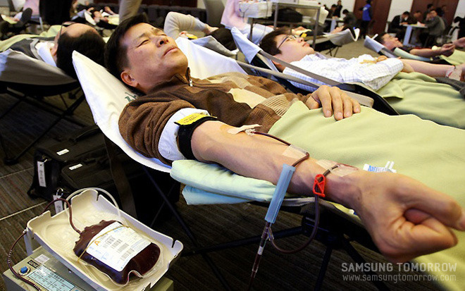 헌혈을 하고 있는 삼성전자 김강호 차장의 모습