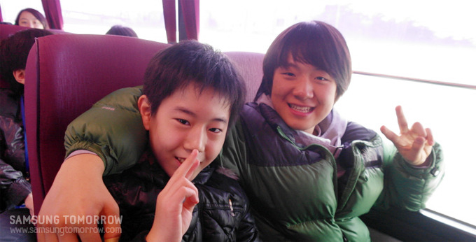 군부대로 향하는 버스 안에서 즐거운 아이들의모습