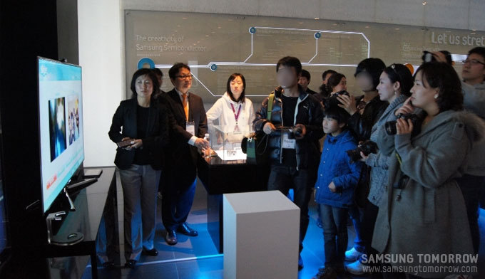 스마트 TV를 살펴보고있는 사람들