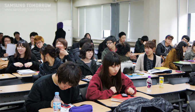 수업을 기다리는 학생들