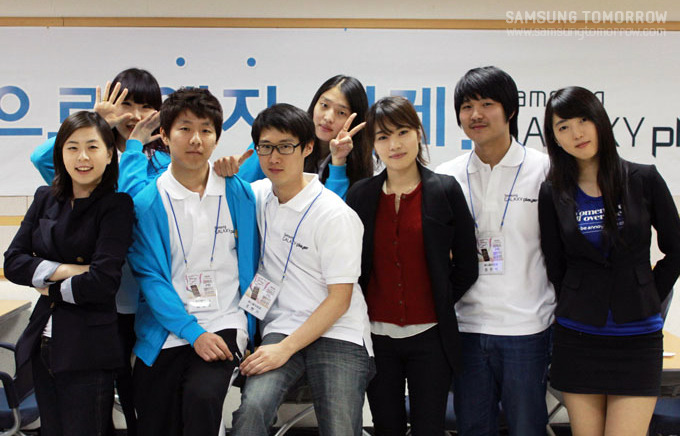 단체사진을 촬영하는 학생들