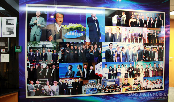 벽면에 붙여진 삼성 임직원 들의 사진