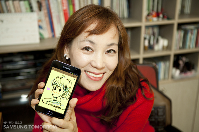 갤럭시 노트를 든 원수연작가
