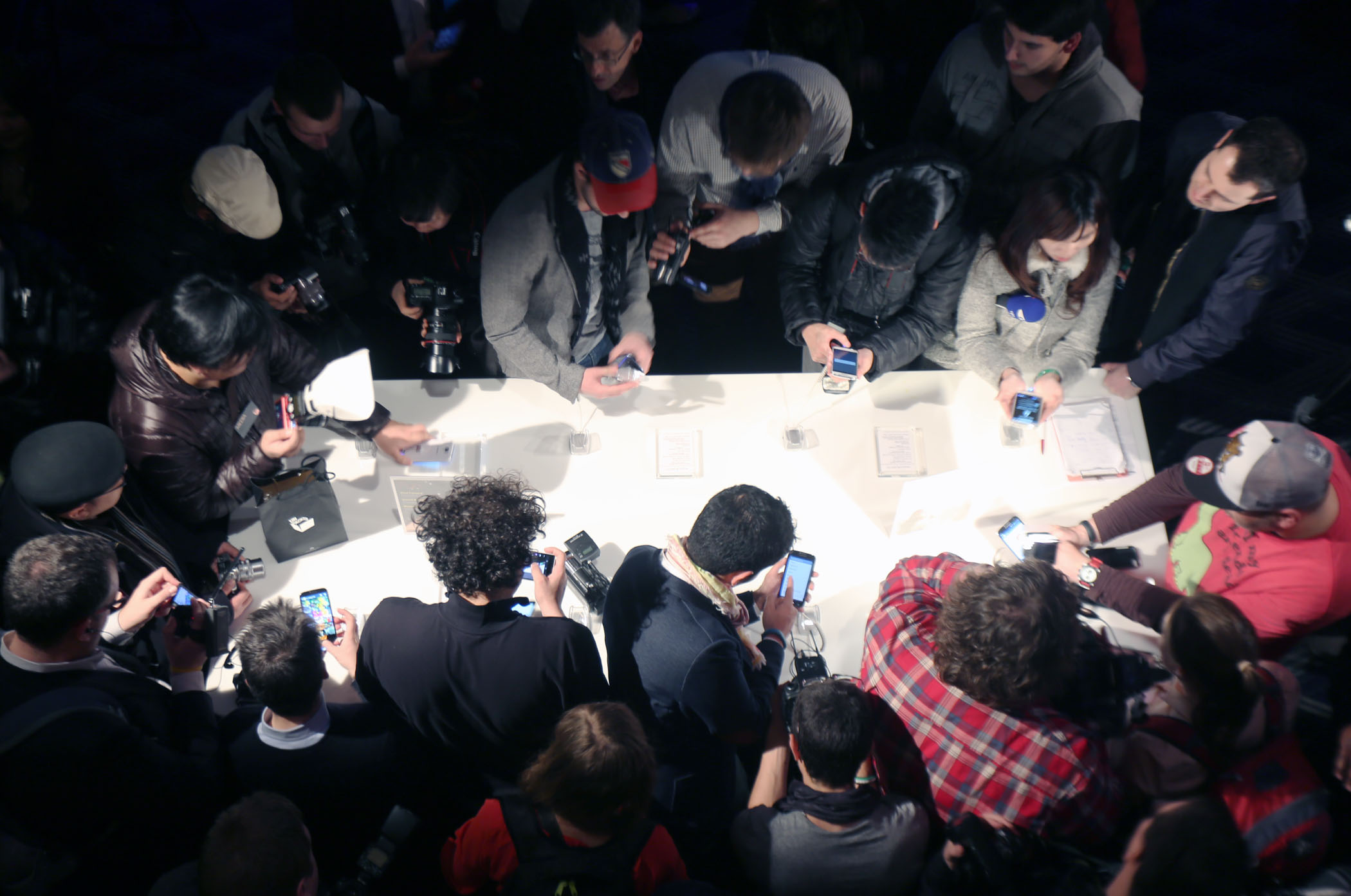 갤럭시S4를 체험하는 사람들