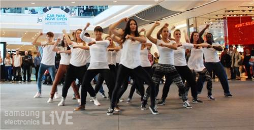 강남스타일을 추는 모습