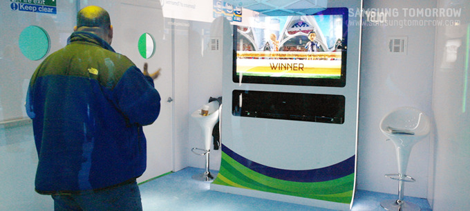 삼성전자 스마트TV로 게임을 즐기는 사람들