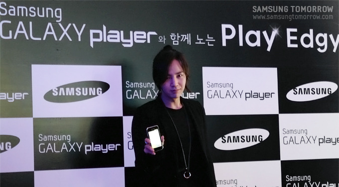 포토월앞에 갤럭시 플레이어를들고 나타난 장근석