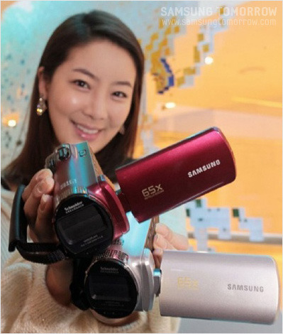 삼성 캠코더를 들고 있는 모델