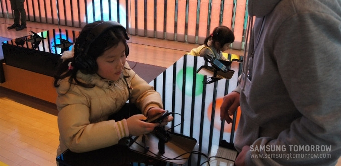 스마트 폰을 체험하고 있는 어린이