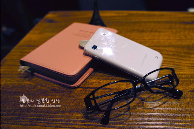 책상위에 다이어리와 갤럭시플레이어 그리고 안경을 놓고 사진 찍은 모습