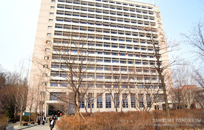 국민대 건물 외관