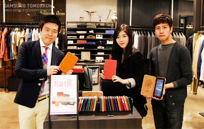 아이잘 케이스를 들고 있는 스토리텔러