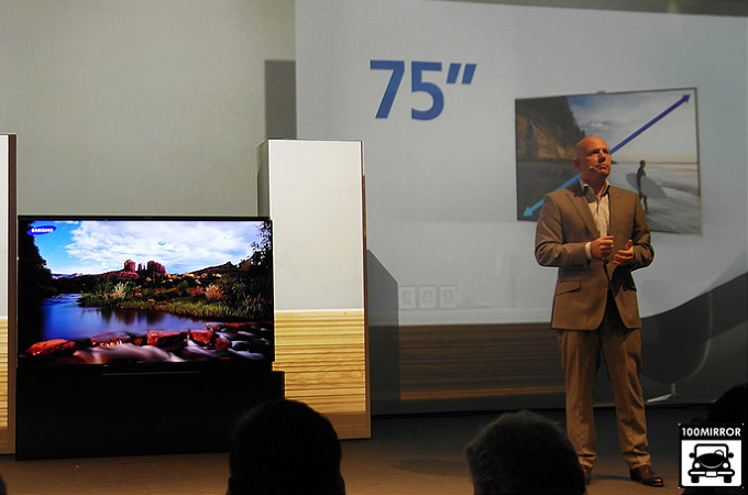 75인치 LED 스마트 TV 소개하는 모습