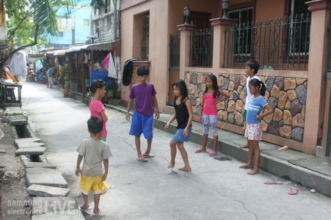대피소 옆에서 만난 필리핀 아이들