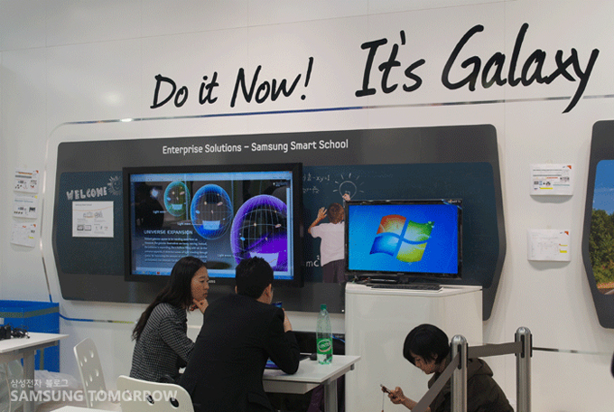 부스 한편에서 회의를 하는 사람들