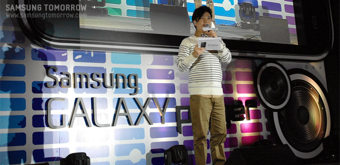 김태진이 사회를 보는 모습