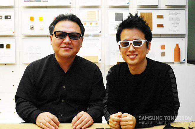 안경을 쓴 디자이너와 선임