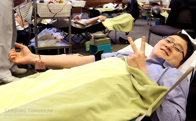 삼성전자 박시암 대리가 헌혈을 하며 브이하는 모습