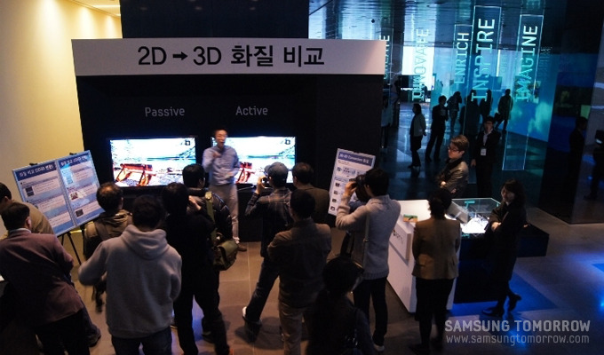 2D와 3D 화질을 비교체험하고 있는 블로거들의 모습