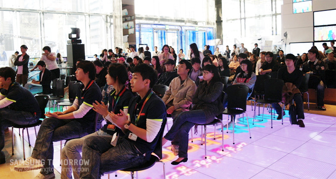 공연을 구경하는 사람들