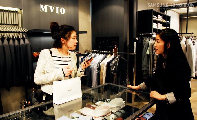 케이스를 고르던 구매자