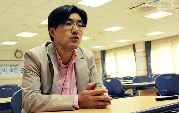 인터뷰하는 삼성전자 한국총괄 김지수 과장