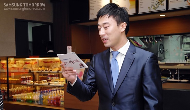 행사의 시작을 알리는 사회자