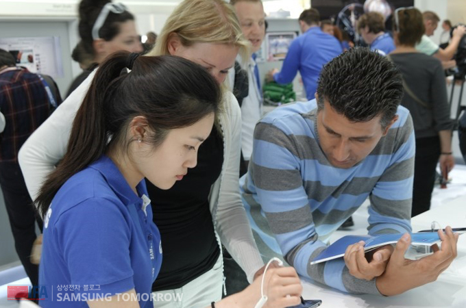 갤럭시s2를 보는 외국인