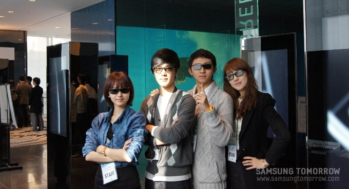 3D 안경을 끼고 포즈를 취해보는 스토리텔러들