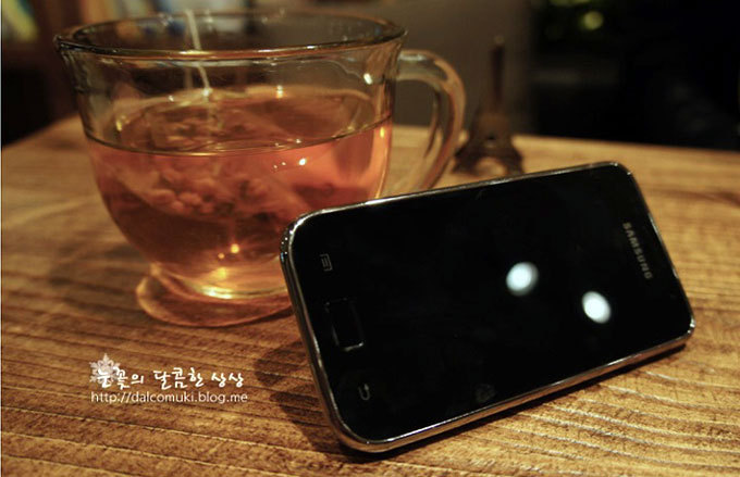 찻잔과 갤럭시플레이어와 함께
