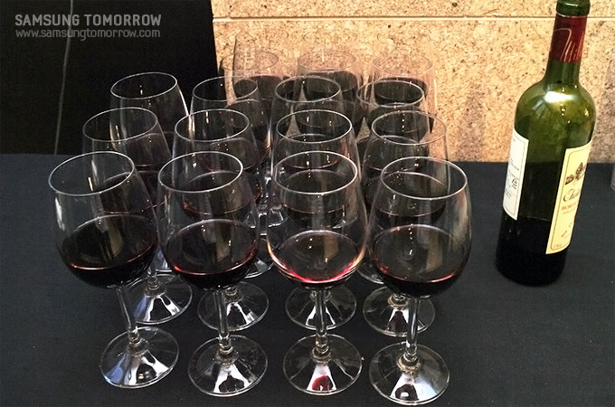 줄맞춰 세워진 와인잔