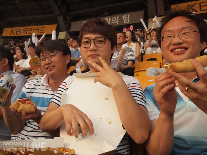 야구를 즐기는 부서원들