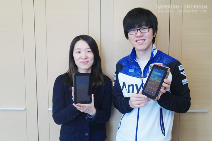 갤럭시탭을 들고있는 선수