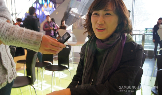 인터뷰하는 블로거 꽃잔