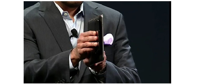 갤럭시탭을 들고있는 모습 