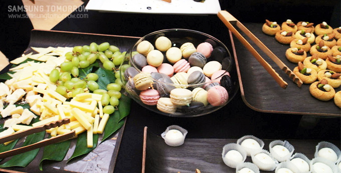 마카롱과 쿠기, 과일이 놓여있는 케이터링