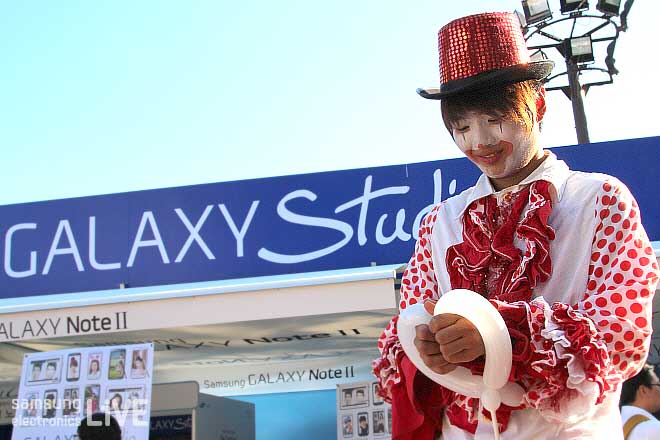 삐에로가 풍선아트를 하는 모습