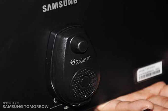 태블릿에 부차된 도난 방지기