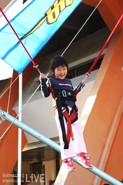 놀이기구를 타며 즐거워 하는 여아