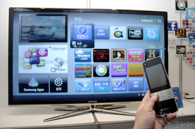 스마트TV를 구동하는 모습