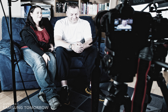 인터뷰를 하는 베니의 가족