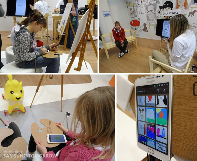 방문객들에게 초상화 서비스를 해주는 모습