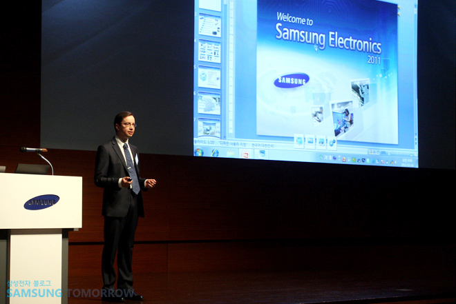 뻬르띠 상무가 설명하는 모습