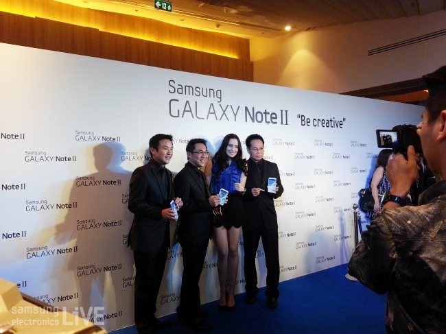 모두가 GALAXY Note II를 들고 있네요. 역시 인기쟁이~